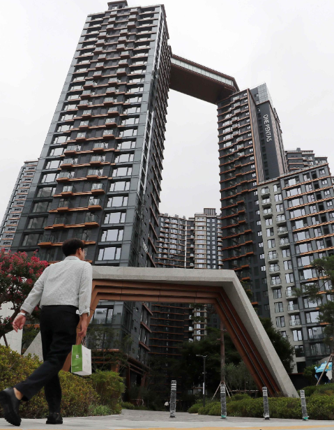 서울 서초구 ‘래미안 원펜타스’ 단지 앞 전경 사진