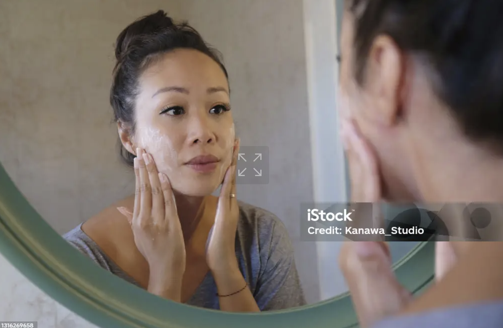 피부관리하는 여성