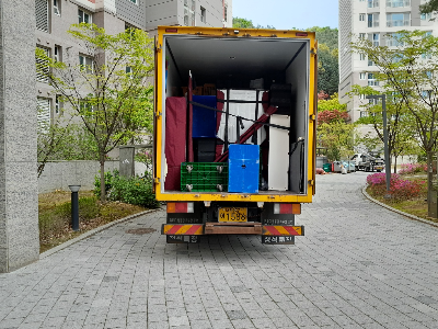 노란색 이삿짐센터 차량