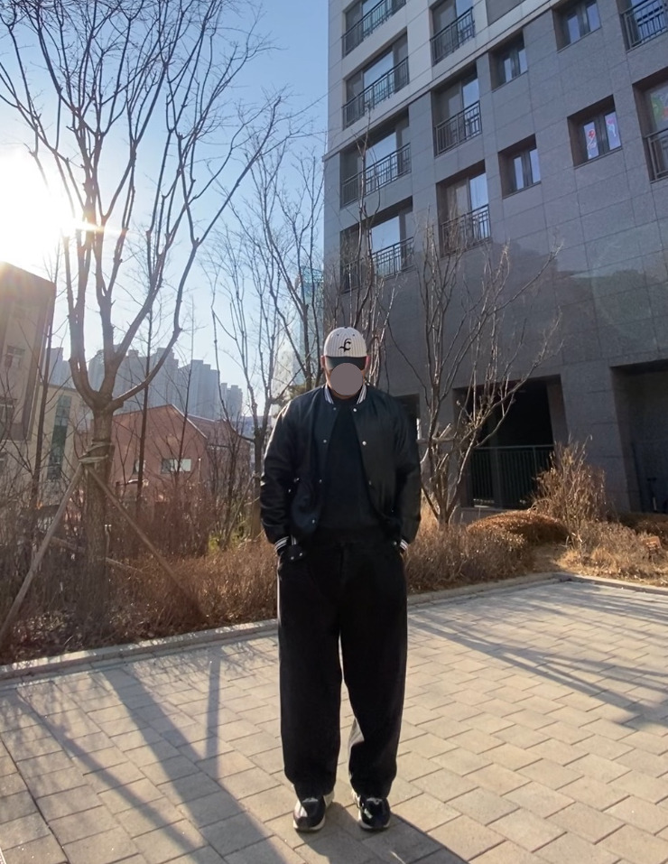 데일리룩('26.2.8.)카네라 스트라이프 야구 볼캡, 에이징씨씨 야구점퍼 바시티 스타디움재킷, 소버먼트 스톤워싱 맨투맨, 무신사스탠다드 와이드 벌룬팬츠, 뉴발란스 480v5 블랙
