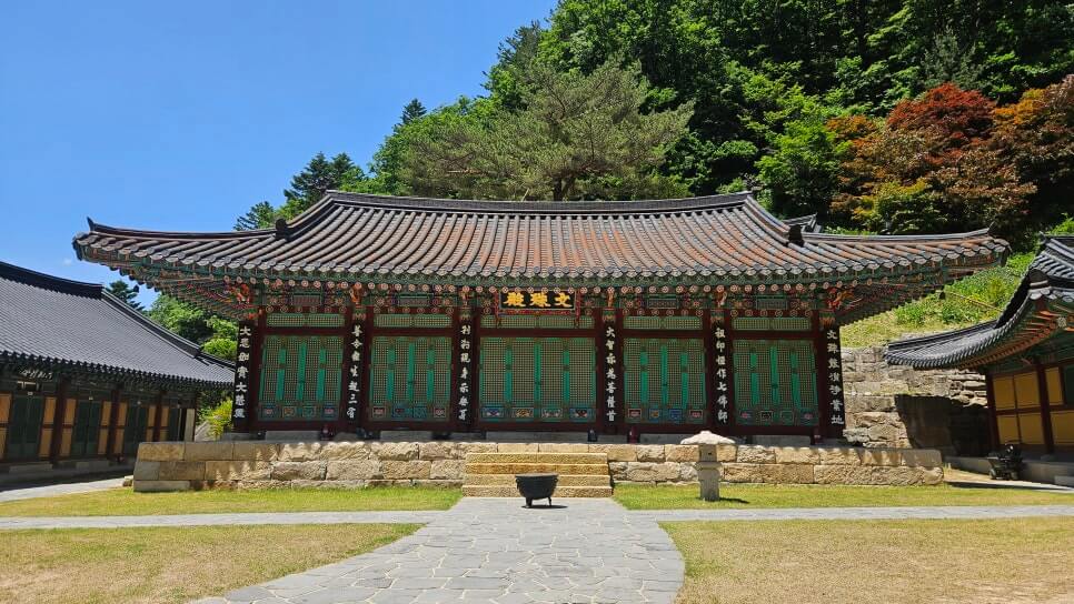 정선 정암사 : 수마노탑의 신비와 적멸보궁의 평온을 찾아서