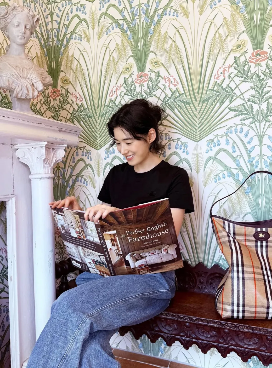 버버리 트렌치코트, 정은채 전지현 버버리 공항패션, 전지현 트렌치코트, 버버리 롱 캐슬포드, 버버리 캐슬포드 오버사이즈, 버버리 캐슬포드 레귤러핏, 2025 FW 공항패션, 공항패션 스타일링, 트렌치코트 비교, 트렌치코트 코디법, 트렌치코트 추천, 셀럽 트렌치코트, 버버리 공식몰, 버버리 나이트 아크백, 셀럽 패션 분석, 여자 트렌치코트 코디, 여자 공항룩