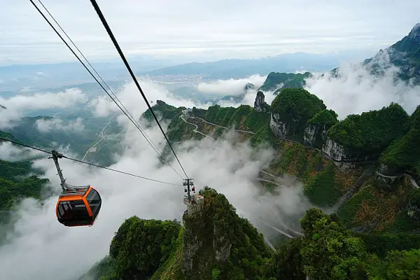 천문산-케이블카에서-내려다-본-울창한-숲-사이로-짙게 -내려앉은-운무가-기암괴석의-모습을-더욱-돋보이게-하는 -천문산-풍경