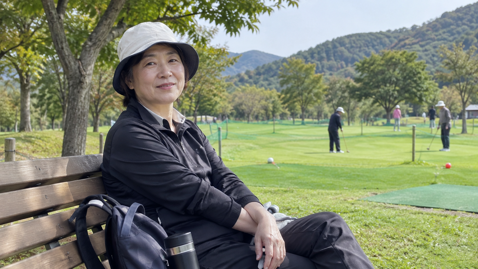 구장 벤치에서 편안하게 웃으며 쉬는 사람