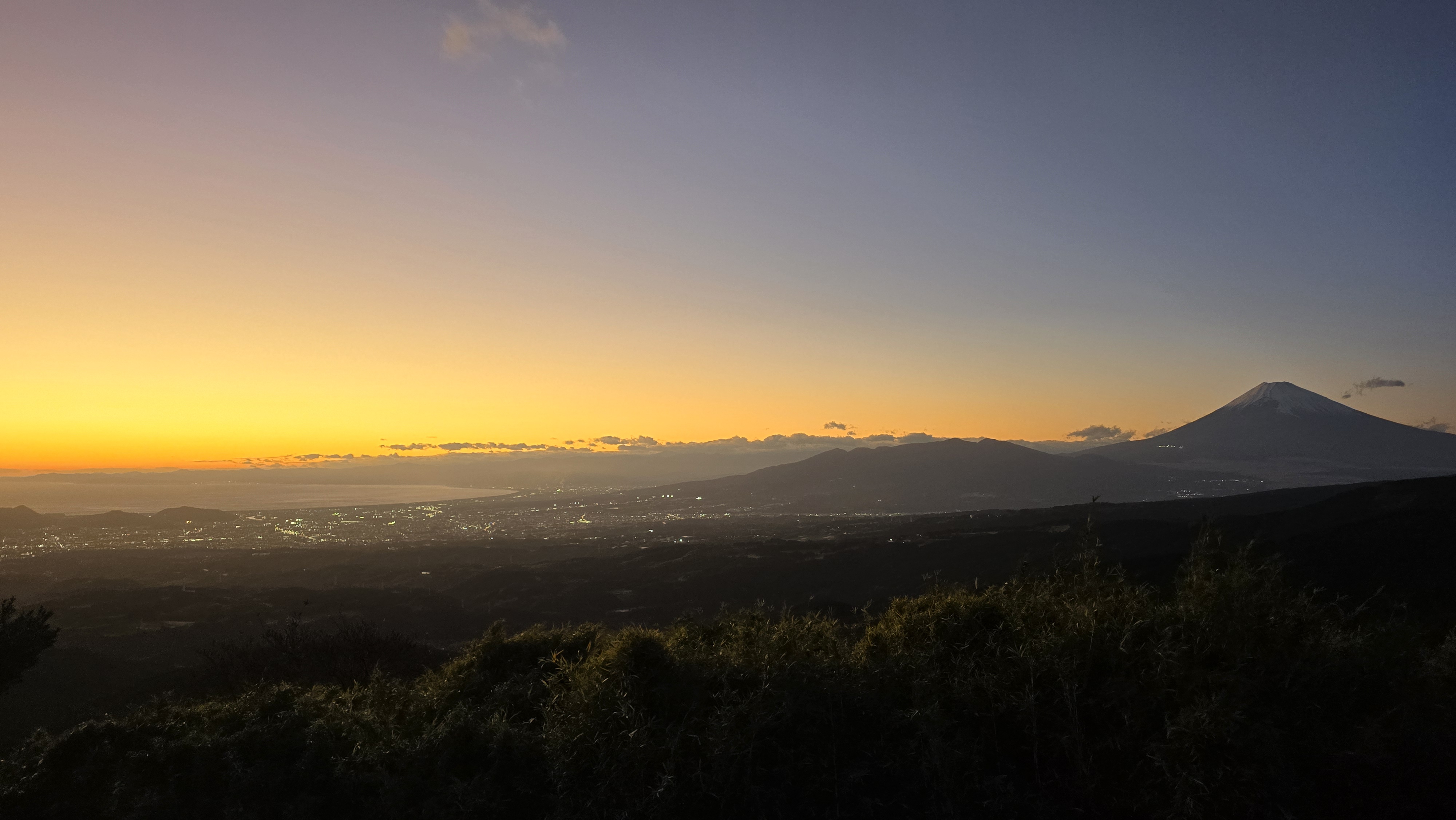 어둑해진 하늘과 후지산 실루엣, 도시 불빛과 어울린 장면