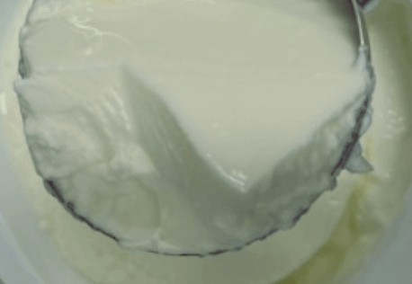 한스푼-크게-떠진-그릭요거트