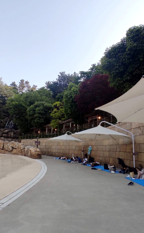 그늘막과 앉을 자리가 있었던곳