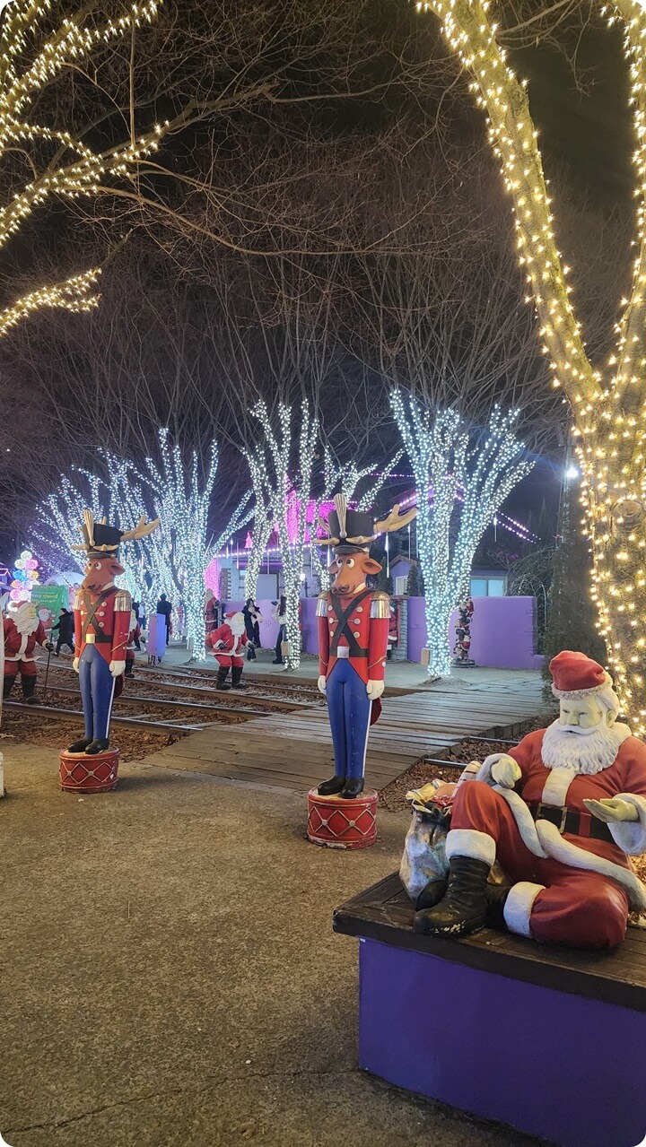 빨간 옷을 입은 루들프와 산타