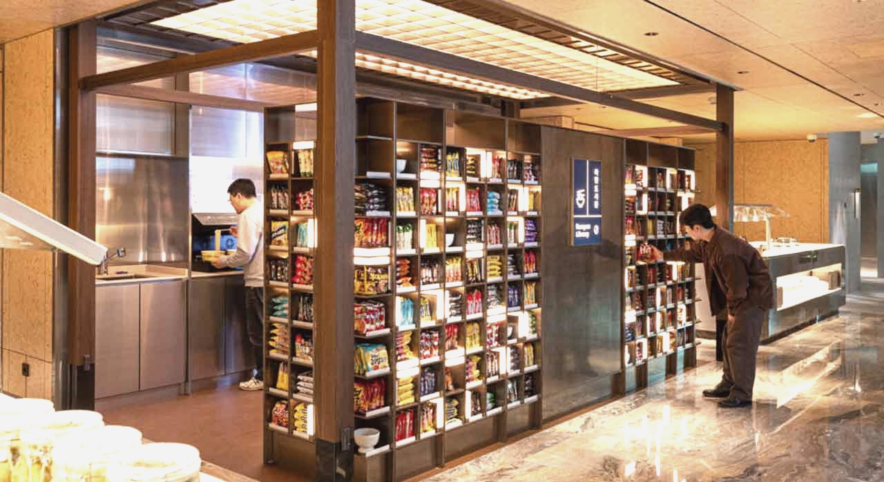 라면 라이브러리 코너에서 라면을 고르는 승객의 모습이다. [ⓒ대한항공 공식 홈페이지]