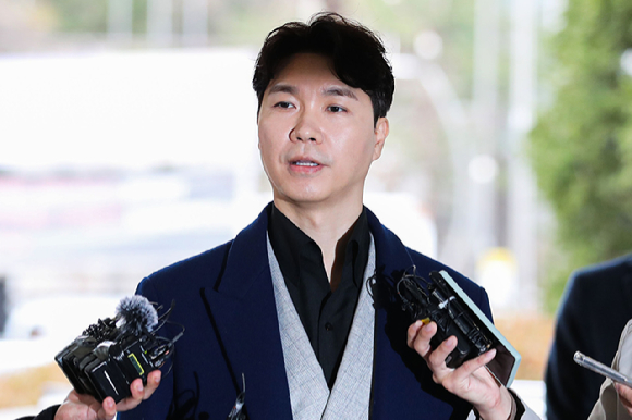 박수홍이 지난해 3월 서울 마포구 서부지방법원에서 열린 친형 부부 횡령 혐의 4차 공판 출석 전 입장을 밝히고 있다. [사진=뉴시스]
