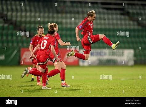 골을 넣은 뒤 동료들과 기뻐하는 웨일스 대표팀의 제스 피슬록