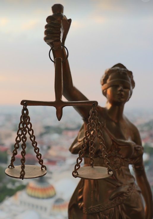 법의 균형성을 나타내는 이미지