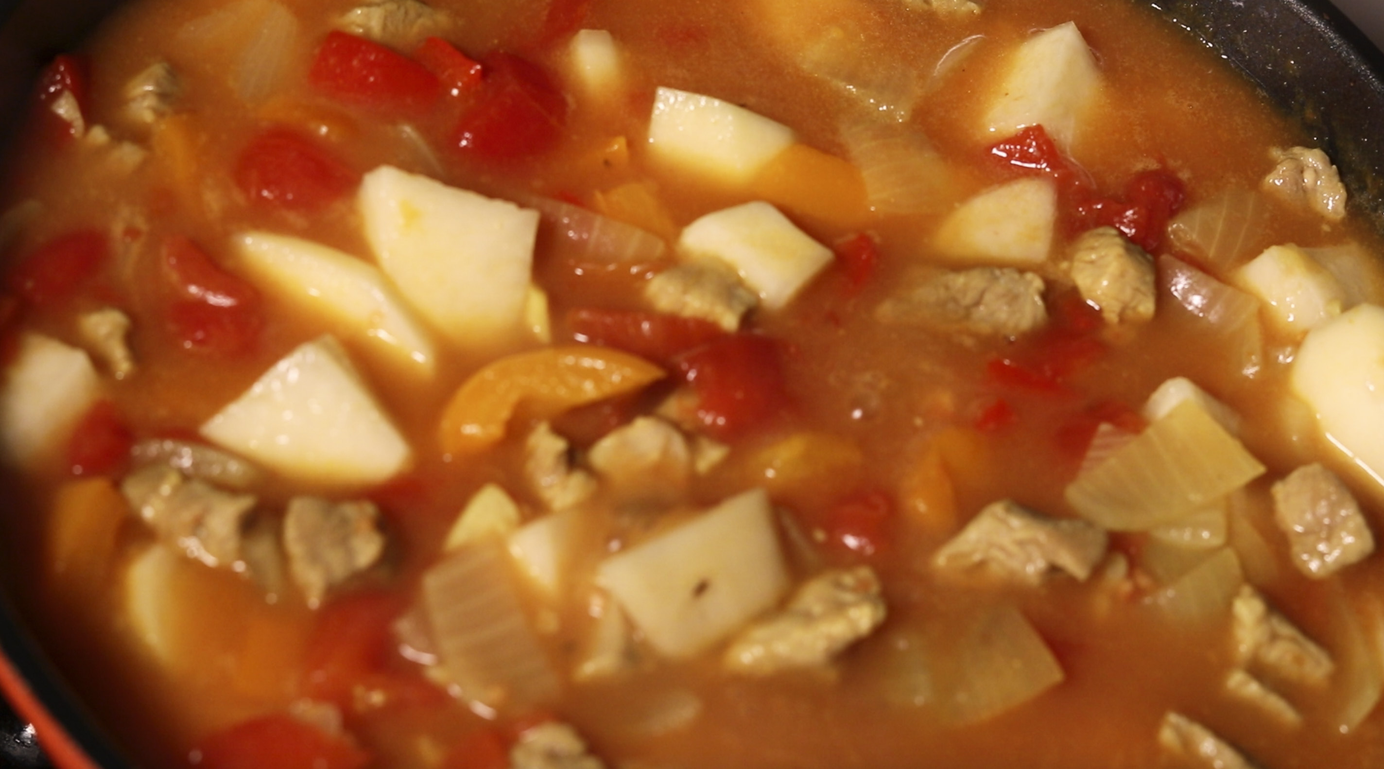 물에 담가놓은 감자를 토마토 카레에 넣고 끓인다