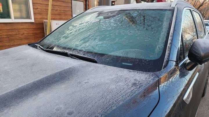 자동차-앞유리-성에