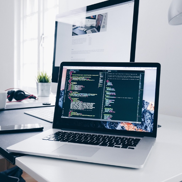 책상위에 있는 노트북