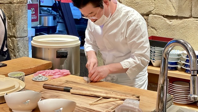 스시난-사장님-재료다루는-모습