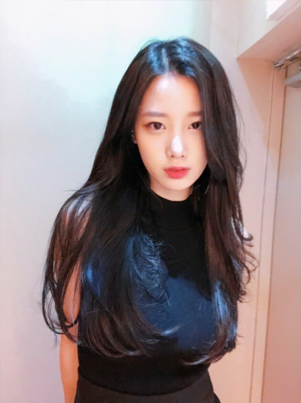 (베리굿) 조현 검은색 나시티를 입고 몽환적인 표정