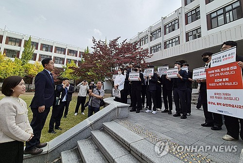 의대생들이 모여 시위하는 모습입니다. 학생들의 목소리가 사회에 미치는 영향을 보여주는 장면입니다.