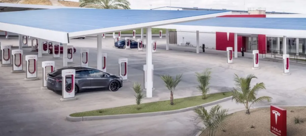 fsd 테슬라차량 충전하는 주유소 테슬라차량 주유소