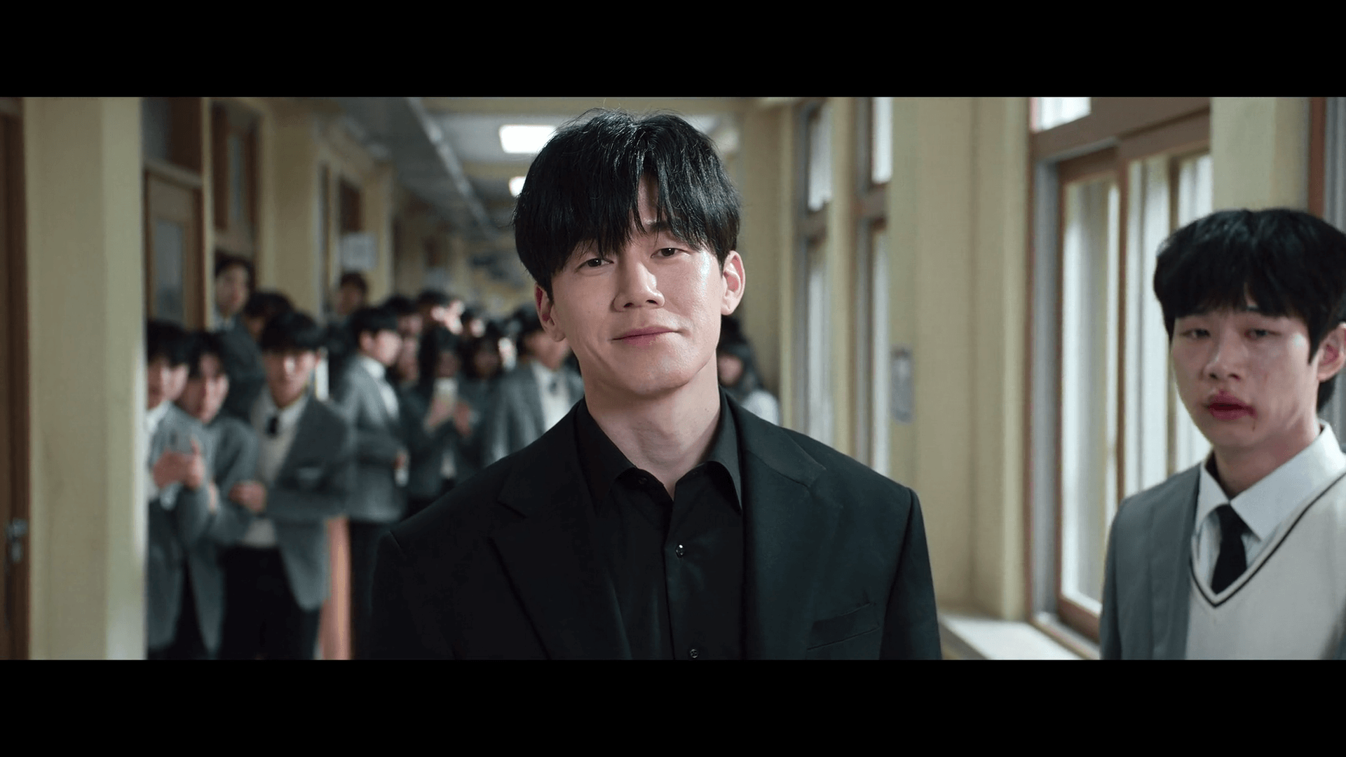 넷플릭스 드라마 참교육에서 교권보호국 감독관 나화진 역을 맡은 배우 김무열의 강렬한 등장 모습