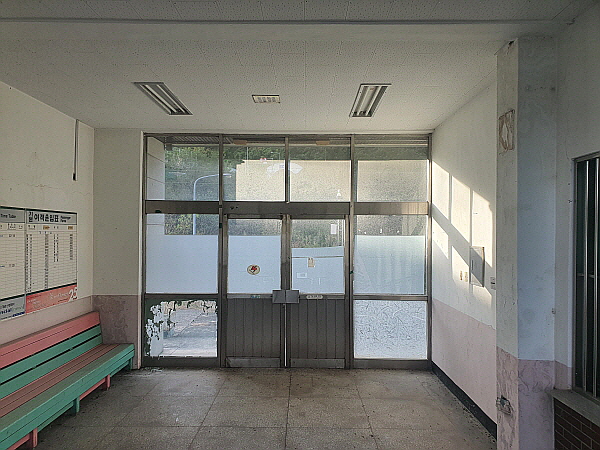 영동선 폐역 상정역 내부