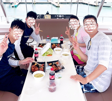 요트에서 식사하는 사진