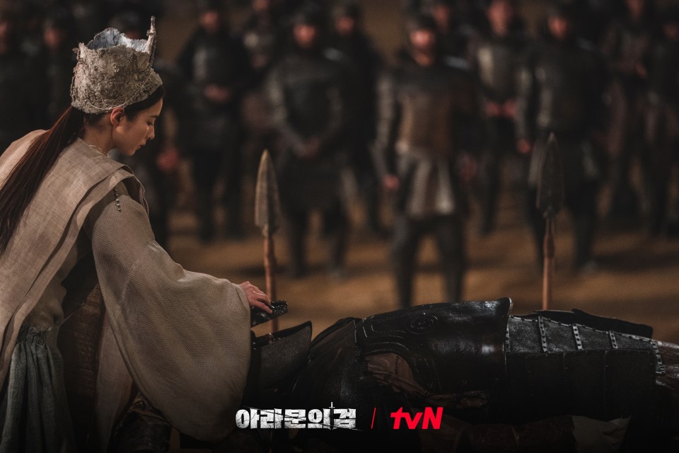 무백의 장례의식을 주관하는 탄야