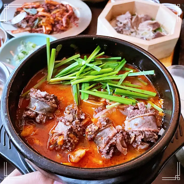 줄서는식당 송파구 잠실 방이동 순대국 맛집 엄현경 유재석 단골 4가지맛 모듬 순대 수육 오징어 숯불구이 육회 권율 추천 50회 소개