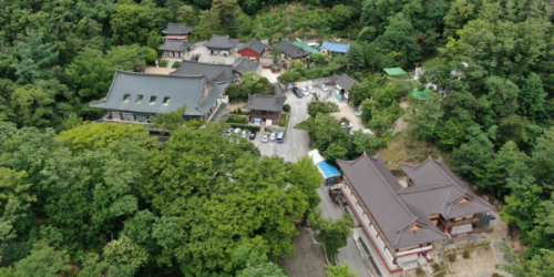 하늘에서 바라본 화계사의 법당과 주변 산들의 모습