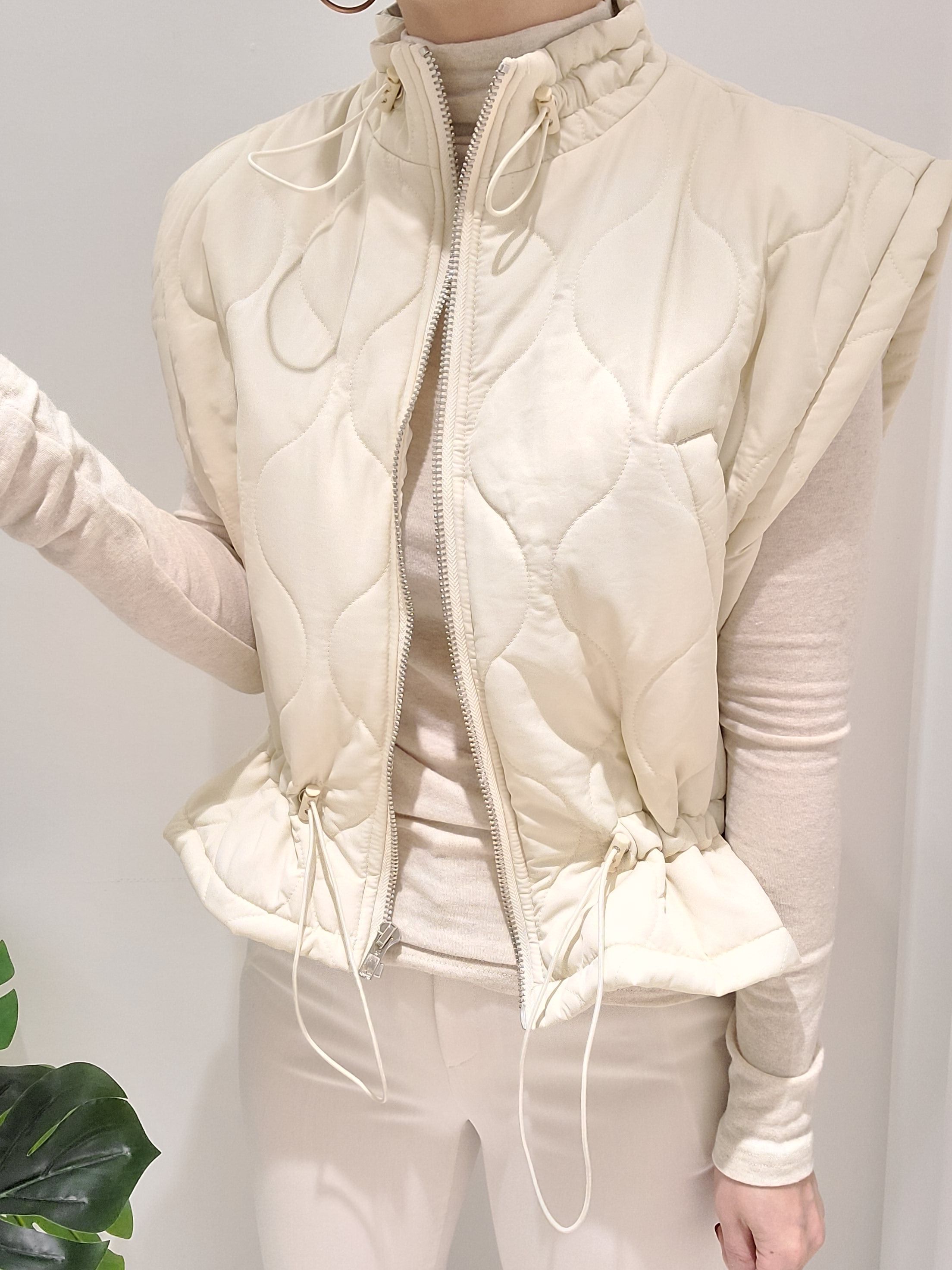 여자 웰론 경량 하이넥 허리 스트링 누빔 퀄팅 셔링 숏 패딩 조끼