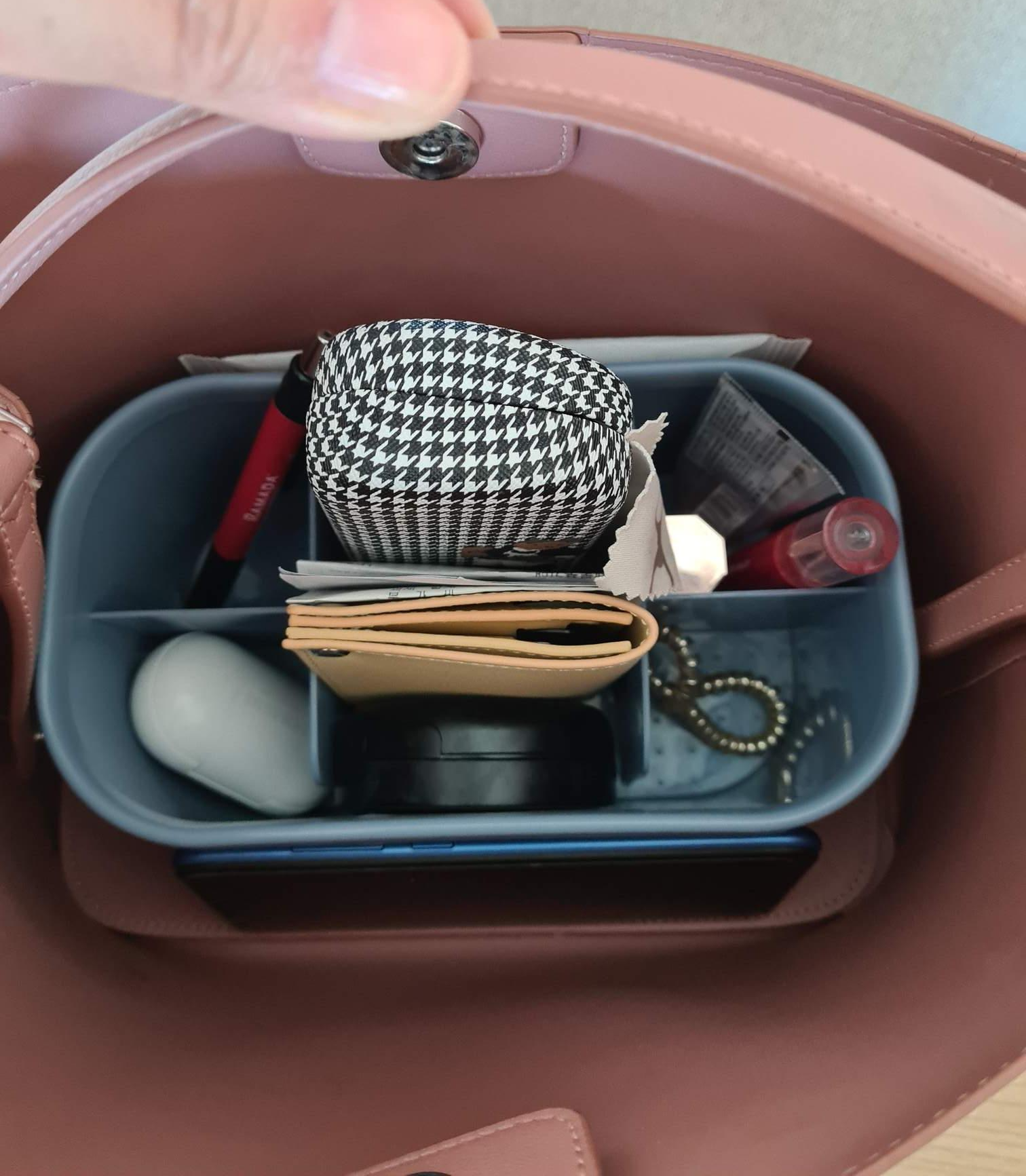 가방 안 책상 정리함 나위어진 칸을 이용해서 정리하기