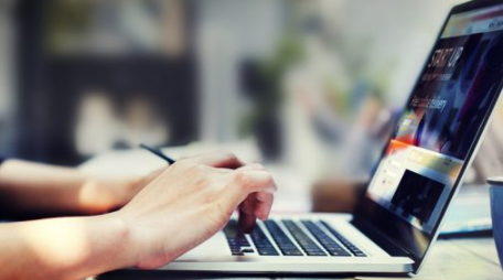 노트북-자판을-두드리는-남성