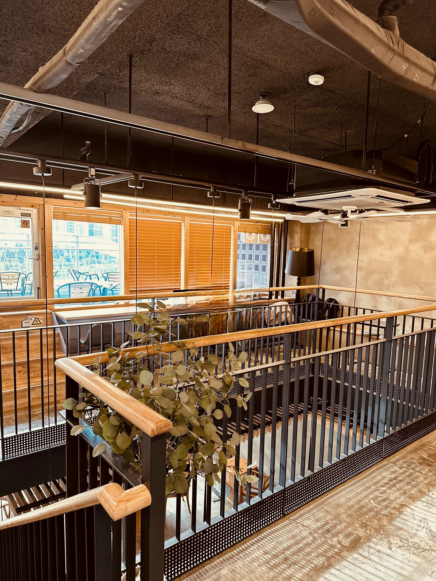 2층으로-올라갈-수-있습니다.