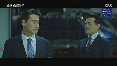 판사를 매수하고 있는 마태화의 모습입니다.
