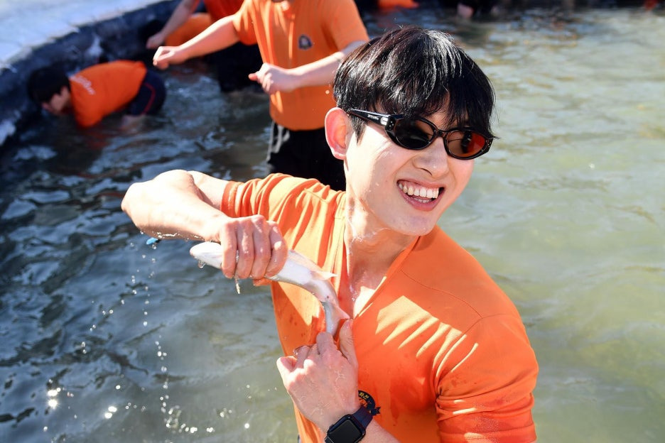 추울수록 겨울축제 흥행은 쑥쑥 화천산천어축제 평창송어축제
