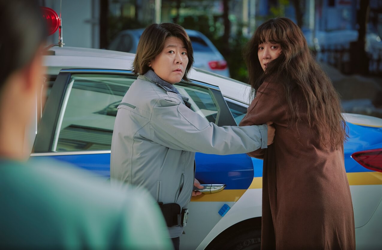 하얀 차를 탄 여자