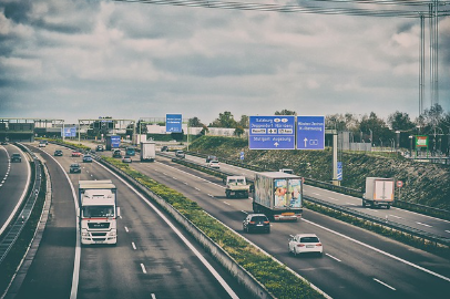 고속도로 통행료 미납조회 및 납부방법과 관련된 고속도로에 차들이 달리고 있는 사진