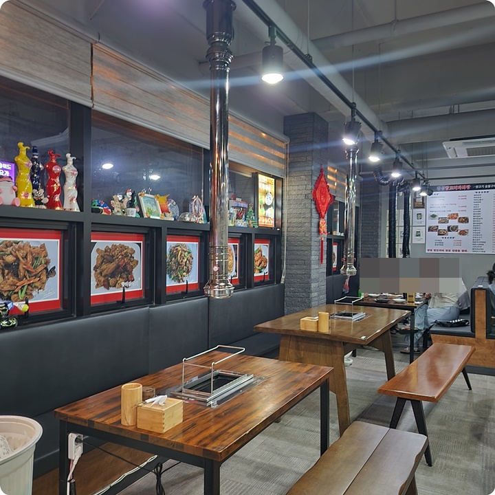 탁자와 의자가 있는 식당