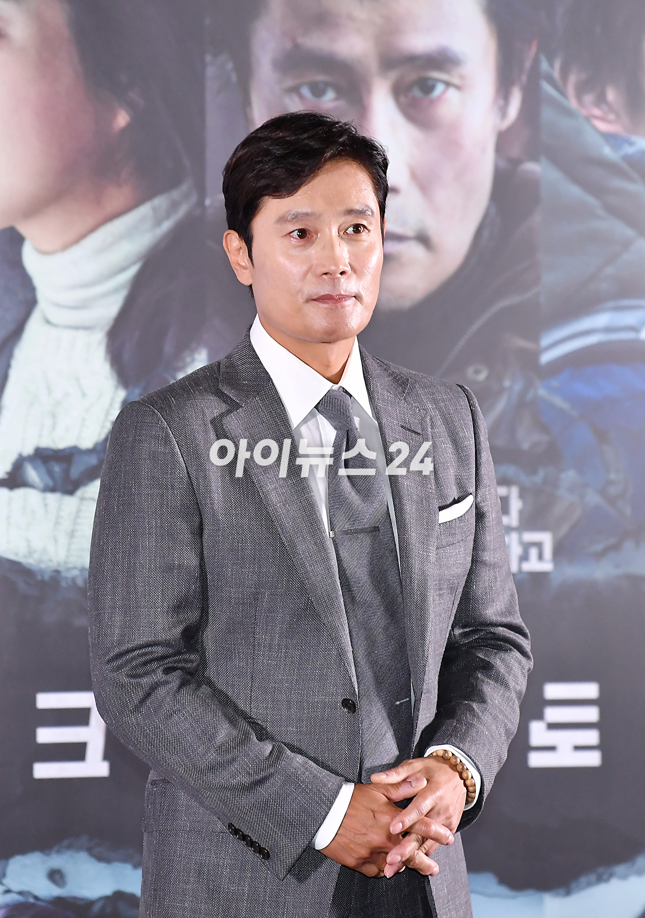 배우 이병헌이 31일 오후 서울 송파구 롯데시네마 월드타워에서 열린 영화 '콘크리트 유토피아' 언론 시사회에서 포토타임을 갖고 있다. [사진=곽영래 기자]