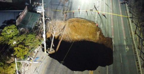 강동구 명일동 대형 싱크홀 사고 발생! 도로 한복판이 뚫렸다?