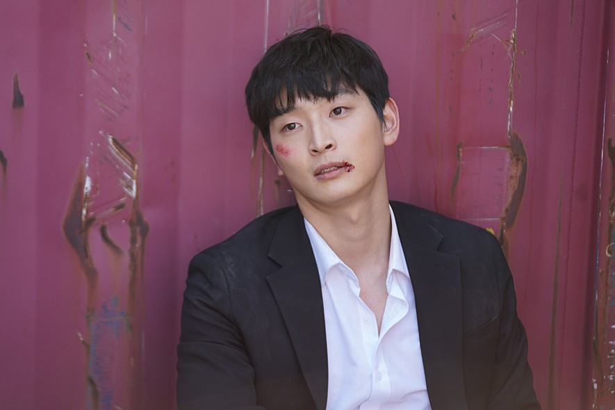 정장입은 정진운의 모습