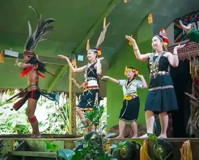 마리마리 민속 마을 투어 예약으로 코타키나발루 사바 5대 원주민 부족의 화려한 전통 춤 공연을 관람하는 모습