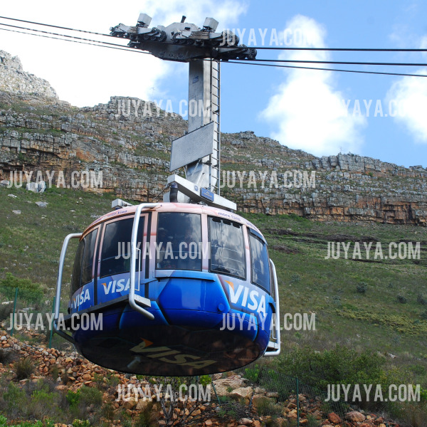 남아프리카공화국 케이프타운의 테이블 마운틴 케이블카&amp;#44; 산을 향해 올라가는 모습.
