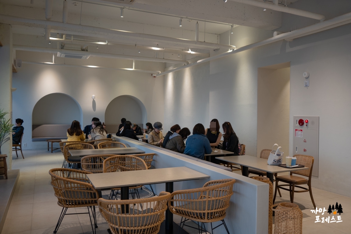 춘천 산토리니 카페 매장 내부