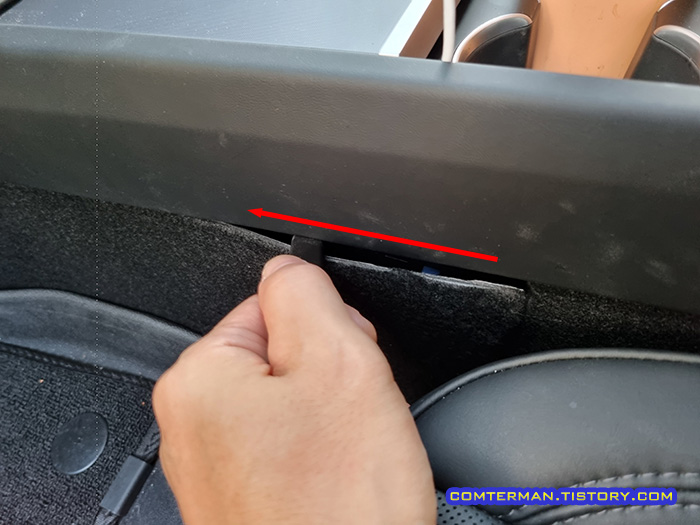 테슬라 모델3 하이랜드 센터콘솔 옆면 덮개 분리 방법