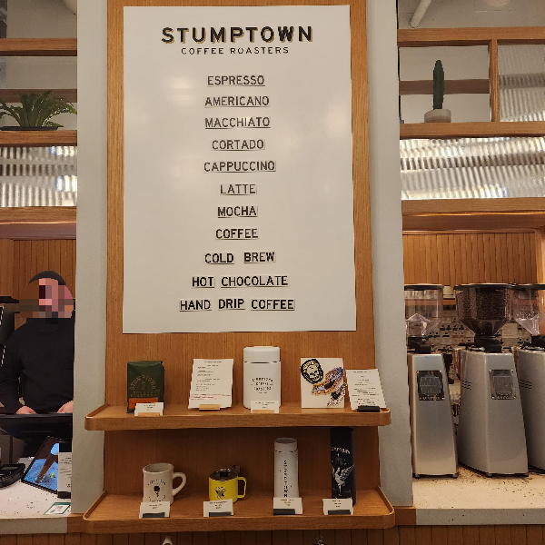 스텀프타운 커피 메뉴들. 흰 벽에 검은 글씨로 가격없이 메뉴만 서있다.