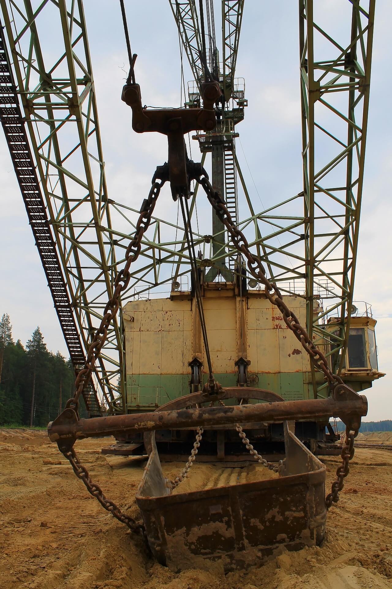 글로벌 주식 원자재 가격 사이클과 Caterpillar 장비 수요의 비대칭적 관계에 대한 구조적 분석