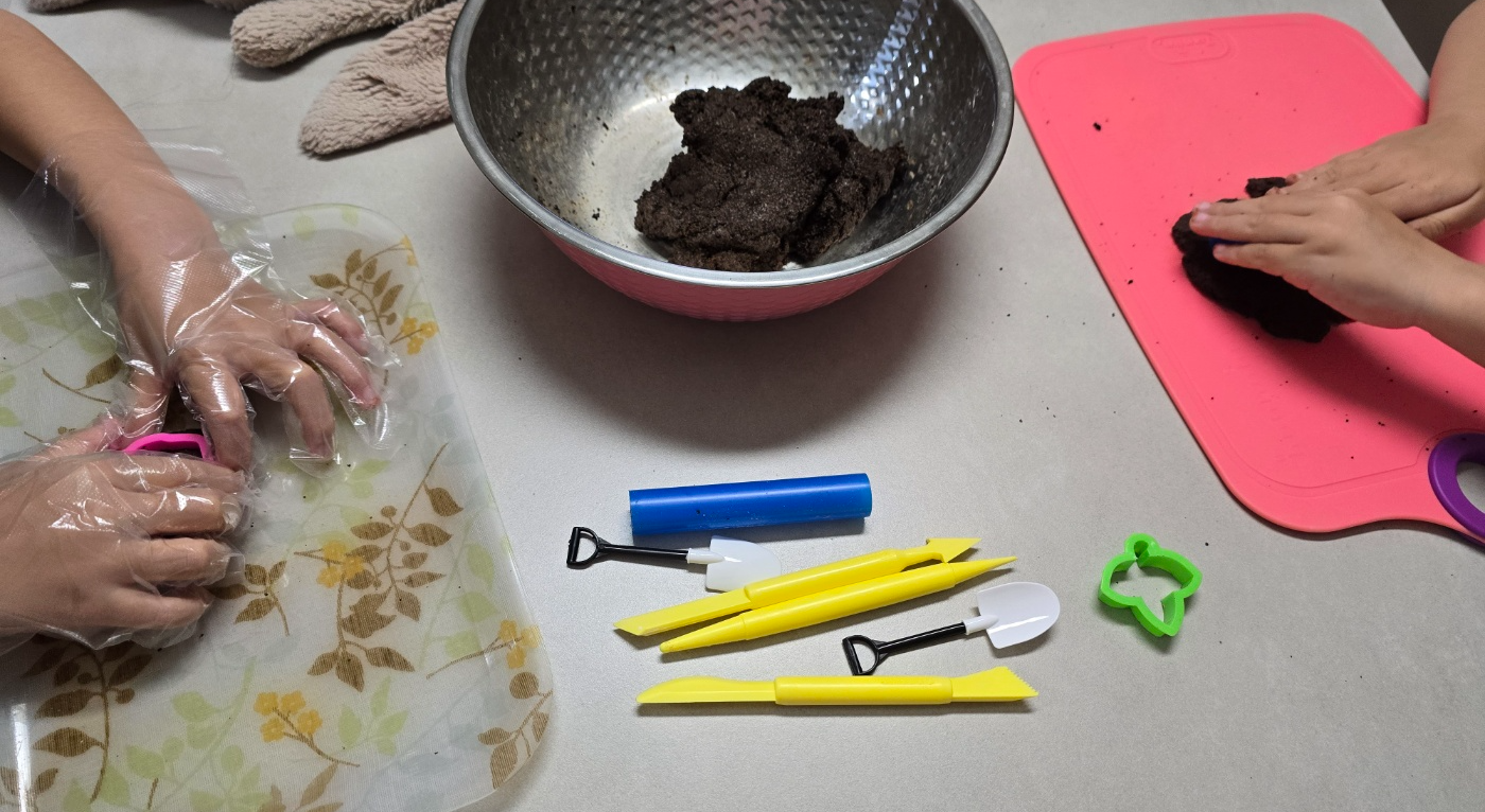 커피가루 클레이로 노는 모습