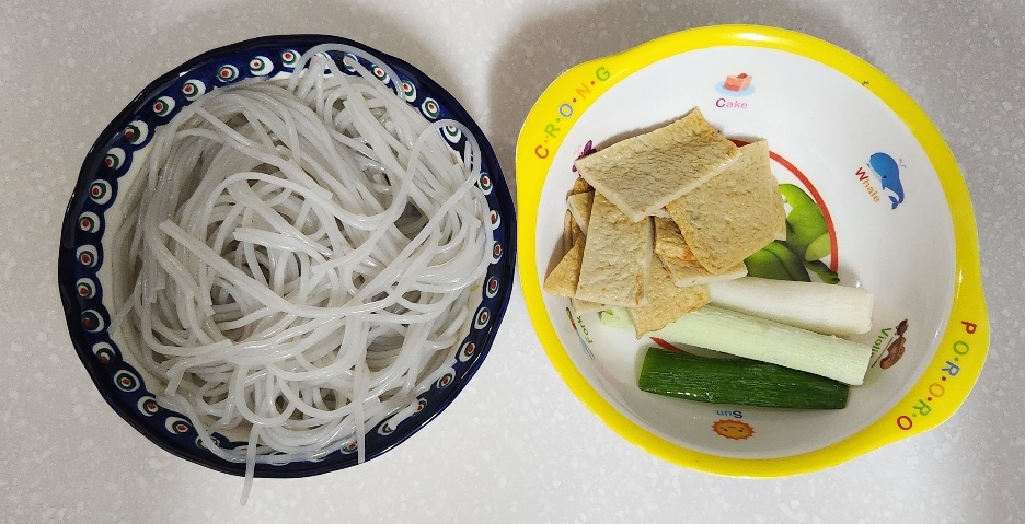 구성품 외에 당면, 어묵 사진인데, 따로 준비하셔서 드시면 더 맛있기 때문에 업로드합니다.