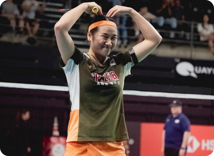 안세영은 21일 호주 시드니 올림픽파크 콰이 아레나에서 열린 2025 세계배드민텬연맹(BWF) 슈퍼 500 여자단식 3회전에서 일본의 스이즈 마나미(세계 38위)를 게임스코어 2-0으로 가볍게 제압했다. 안세영은 이번 대회에서 배드민턴 여자단식 단일시즌 10회 우승 세계신기록에 도전한다. 호주 오픈 SNS-3